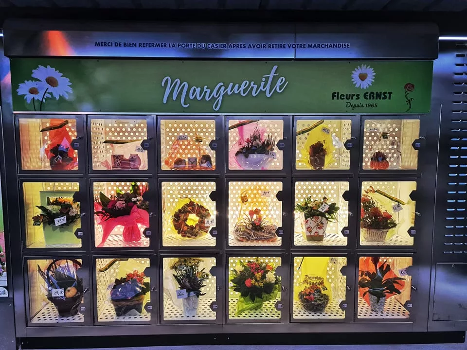 Distributeur automatique de fleurs la nuit