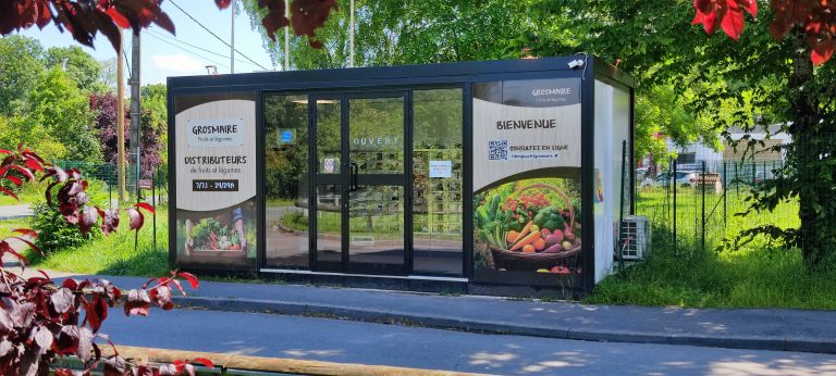 Photo d'un bâtiment modulaire abritant un distributeur automatique de légumes
