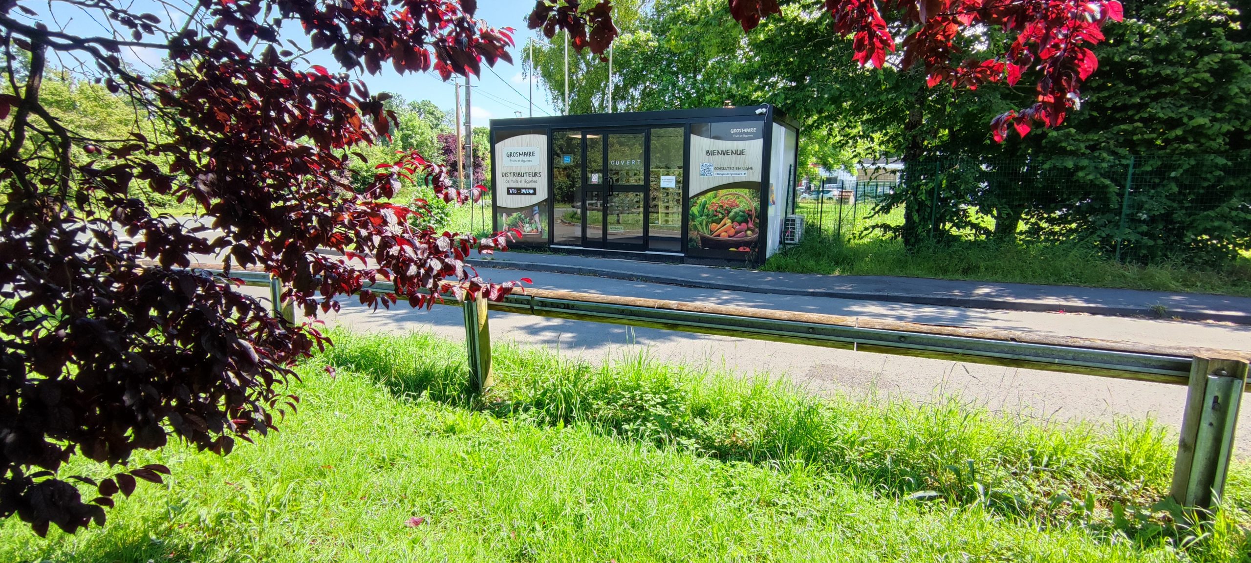 Modulaire équipé de distributeur dans un paysage printanier