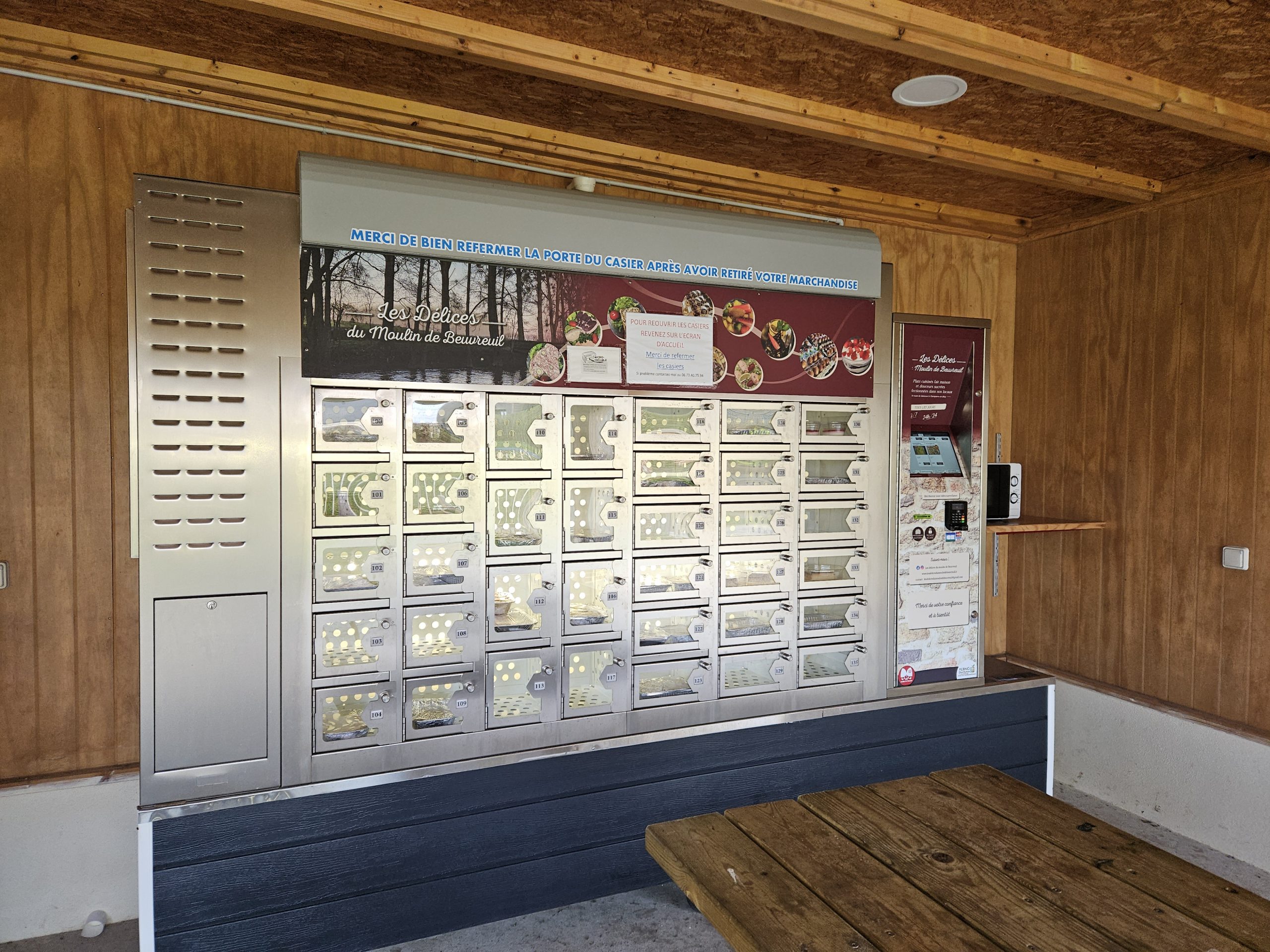 Photo d'un distributeur automatique Filbing de plats cuisinés et desserts