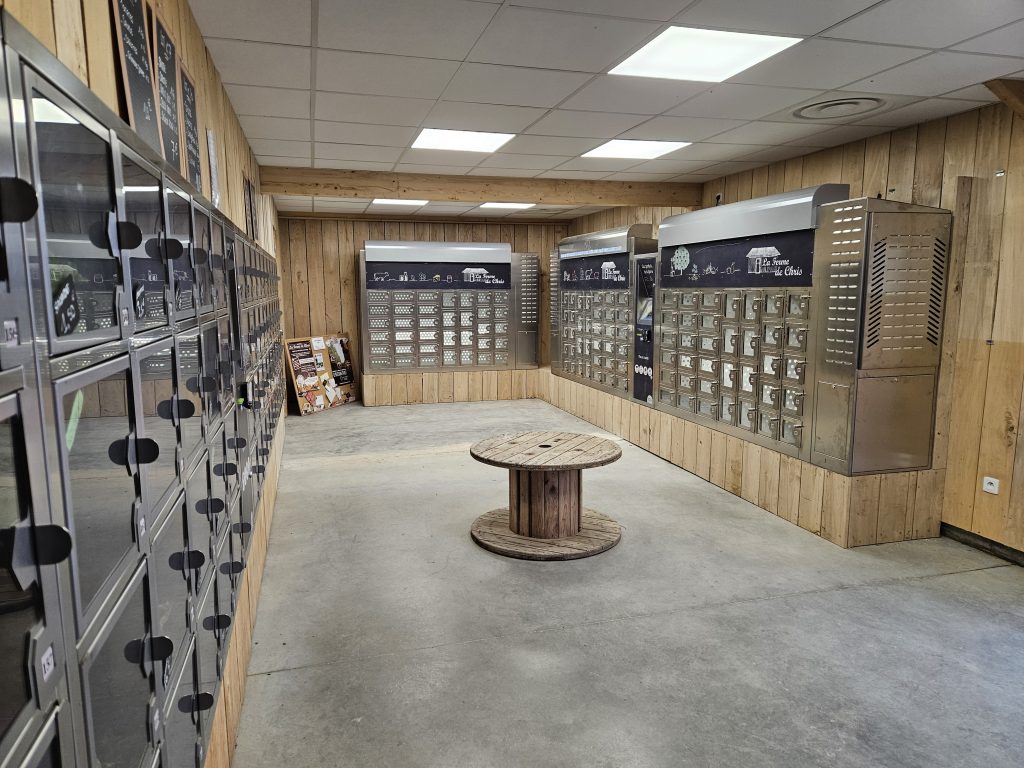 Une photo de distributeurs à casiers