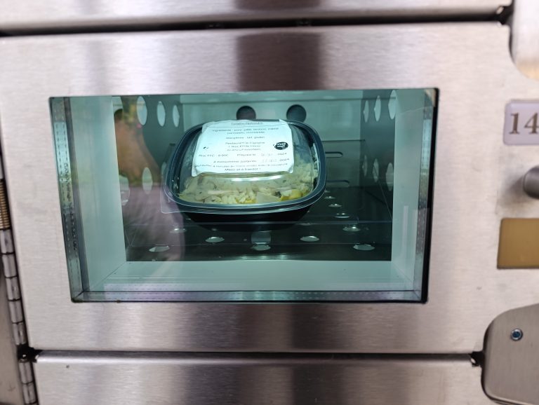 Distributeur de plats cuisinés